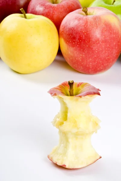 Un noyau royal de pomme de Gala devant le bouquet de pommes — Photo