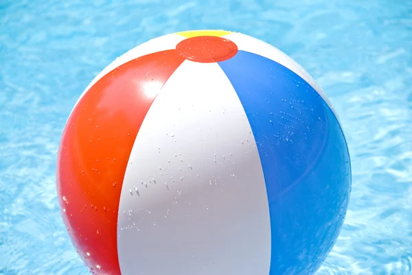 Strandbal drijvend op het zwembad — Stockfoto