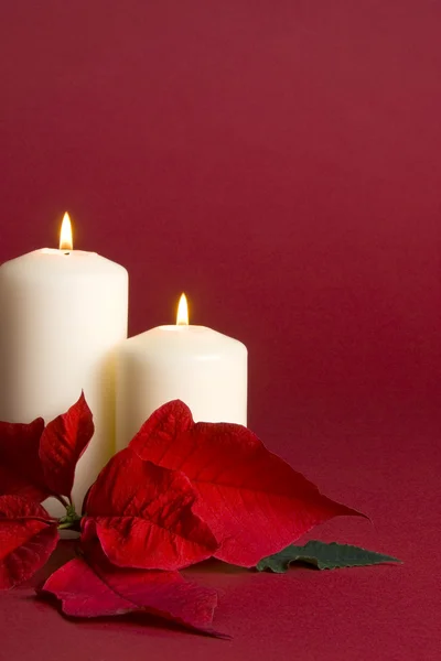 Kerst kaarsen en poinsettia — Stockfoto