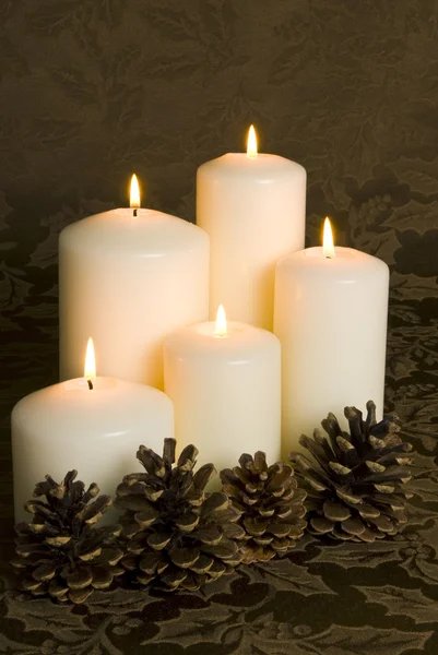 Velas de Navidad y Conos de Pino — Foto de Stock