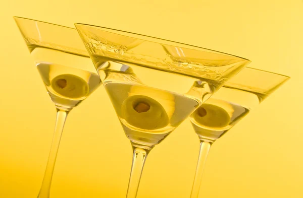 Martini classique sur fond jaune — Photo