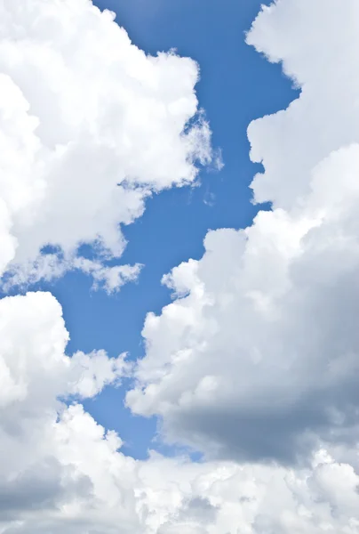 Μπλε ουρανό και δραματική σύννεφα — Φωτογραφία Αρχείου