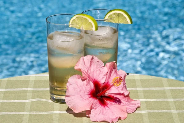 Bevande allo zenzero Ale davanti a una piscina — Foto Stock