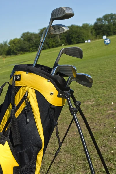 Sac de golf sur le terrain de conduite — Photo