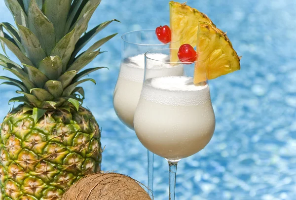 Pina colada cocktail bij het zwembad — Stockfoto