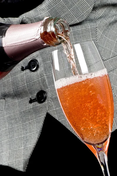 Lití růžové šampaňské — Stock fotografie