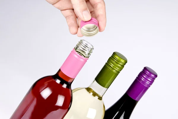 Бутылки вина с капсюлями серии — стоковое фото