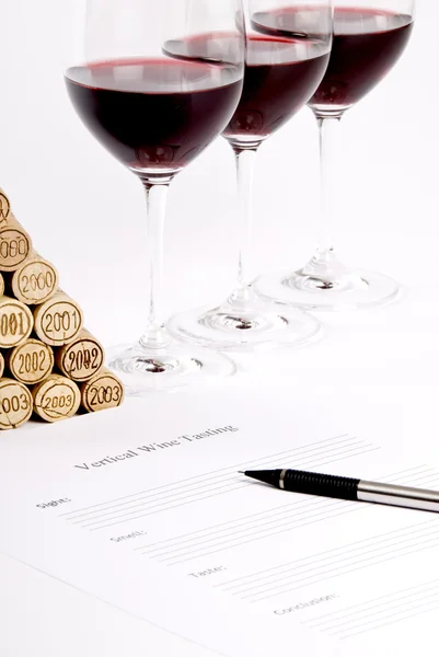 垂直方向の赤ワインの試飲 — ストック写真