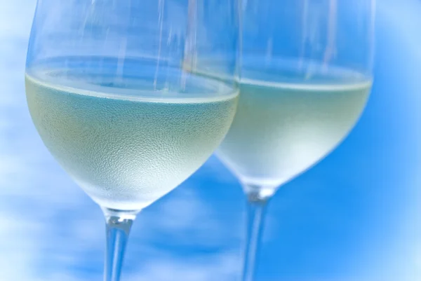 Deux verres de vin blanc au bord d'une piscine — Photo