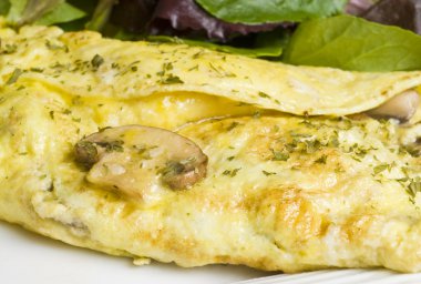 yeşil salata ile mantarlı omlet