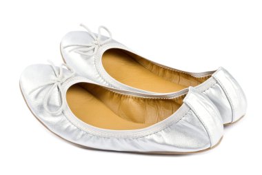 beyaz izole gümüş terlik