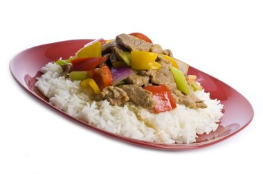 Kızarmış domuz eti bonfile ve sebze rice yatağı üzerinde ilave edin.