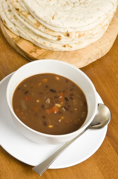 Sopa de frijol y pan de pita —  Fotos de Stock