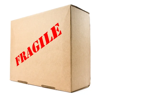 Caja de cartón etiquetada frágil aislada en blanco — Foto de Stock