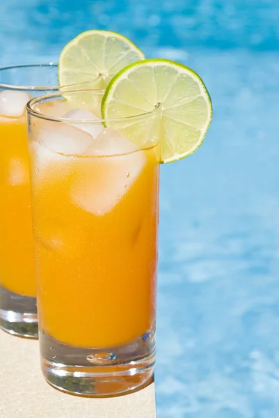 Mango cocktail vid poolen — Stockfoto