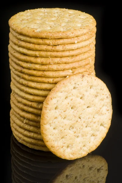 Stapel crackers en reflectie — Stockfoto