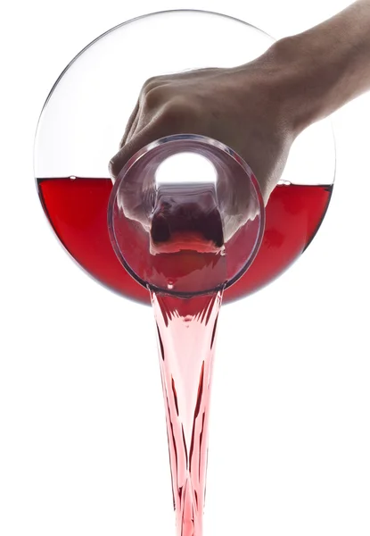 Gieten van rode wijn uit een karaf — Stockfoto