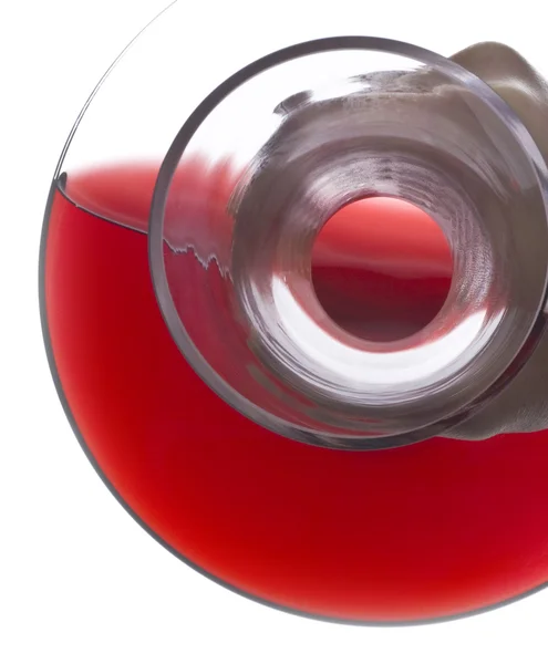 Gieten van rode wijn uit een karaf — Stockfoto