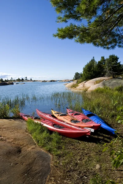 Kayak colorati vicino a un lago — Foto Stock