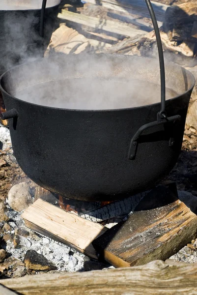 Maneira tradicional de fazer xarope de bordo fervendo a seiva em um caldeirão para concentrar o açúcar . — Fotografia de Stock