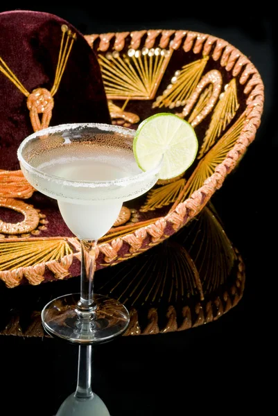 Sombrero och margarita cocktail — Stockfoto