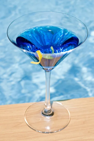 Martini azul junto a la piscina —  Fotos de Stock