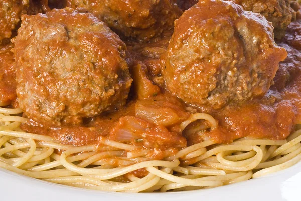 Домашние спагетти и фрикадельки — стоковое фото