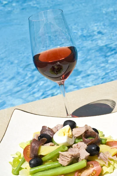 Nicoise Salad and Pink Wine by the Pool — Stock Photo, Image