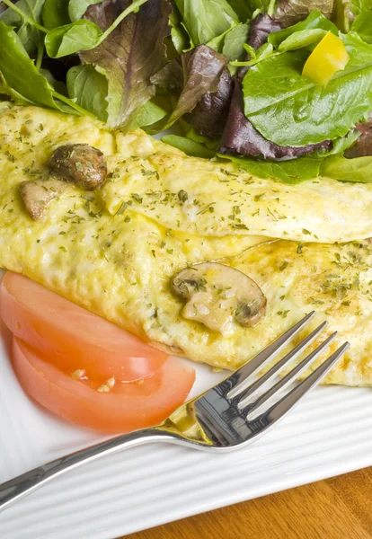 Champignon Omelet med grøn salat - Stock-foto