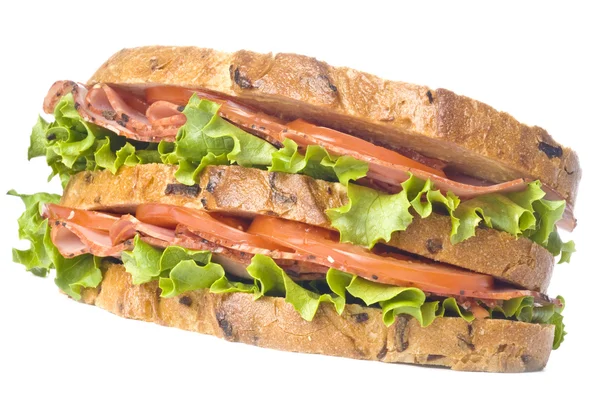 Pastrami-Sandwich mit Zwiebelbrot isoliert auf weiß — Stockfoto