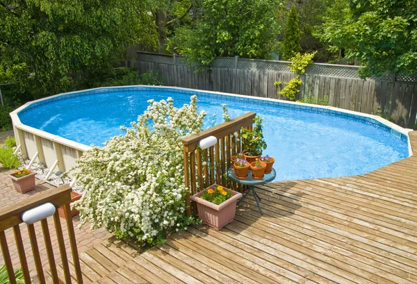 Piscina sobre el suelo — Foto de Stock