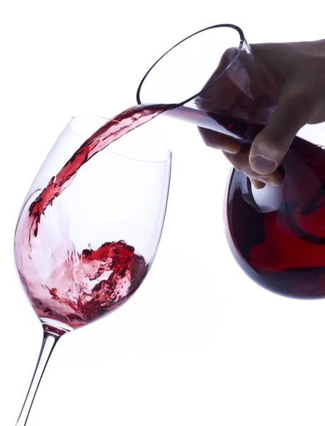 Einschenken von Rotwein aus einer Karaffe isoliert auf weiß — Stockfoto