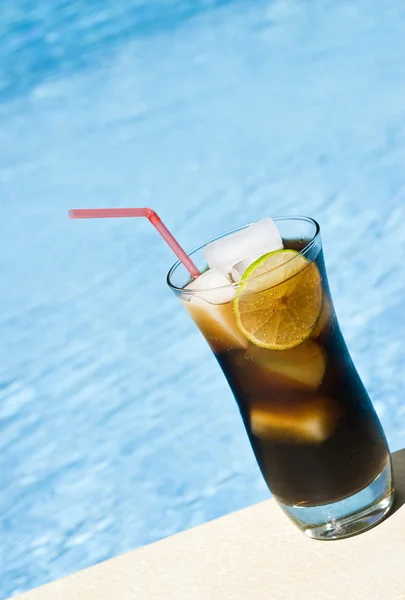 Rhum et Cola au bord de la piscine — Photo