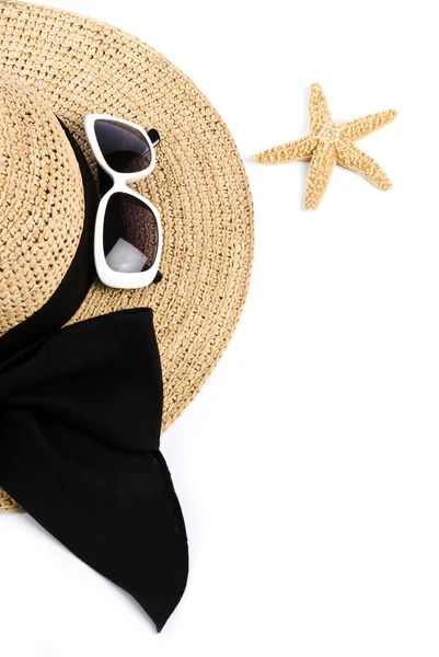 Sombrero de paja, gafas de sol y estrellas de mar en la playa — Foto de Stock