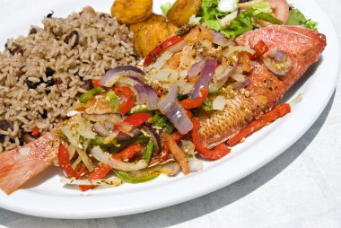Pan kızarmış sebze ve pirinç ile red snapper