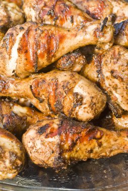 Mangalda jerk tavuk drumsticks tabak