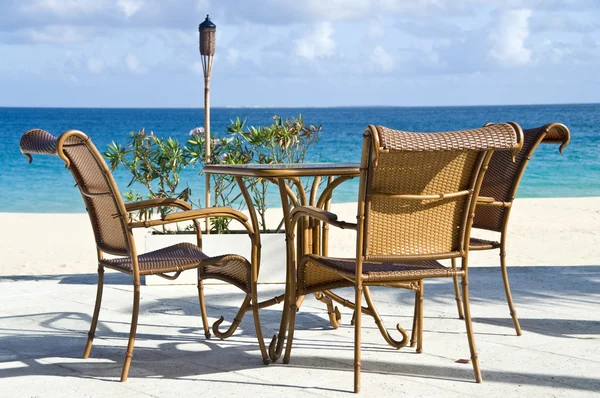 Patio krzesła i stół Karaibów plaży — Zdjęcie stockowe