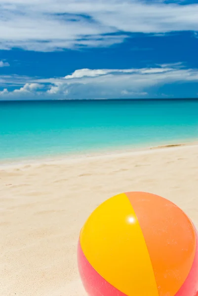 Beachball am Strand — Stockfoto
