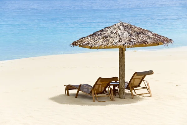 Strandstoelen en parasol — Stockfoto