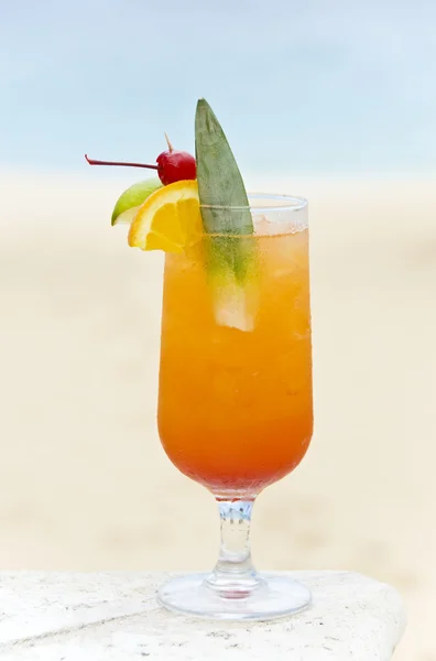 热带鸡尾酒在海滩上 — 图库照片