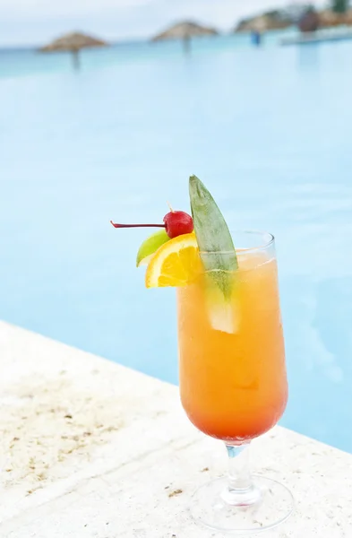 Cocktail am Pool — Stockfoto