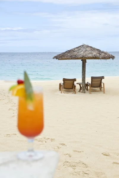Cóctel tropical en la playa — Foto de Stock