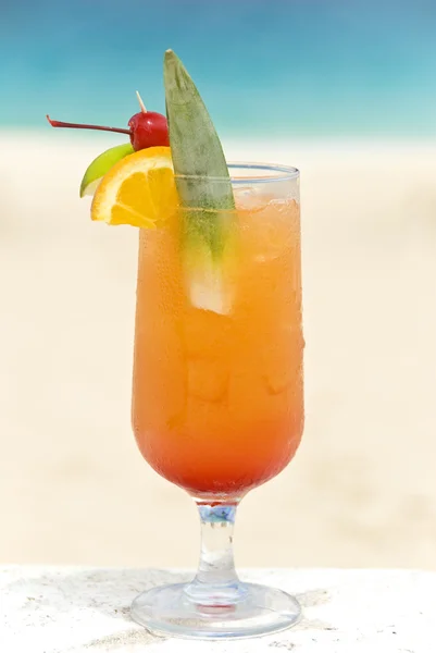 Tropical Cocktail on the Beach — Stock Photo, Image