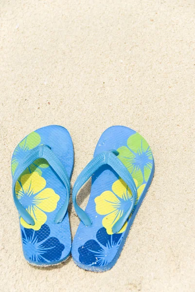 Chanclas en la playa —  Fotos de Stock