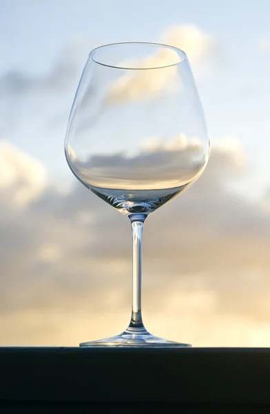 레드 와인 유리와 뒤 석양에 의해 조명 — 스톡 사진