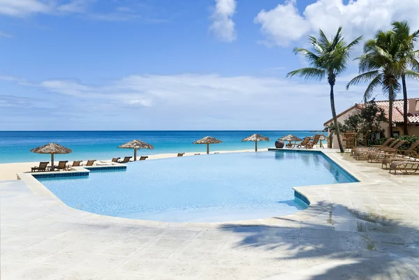 Schwimmbad am Strand — Stockfoto