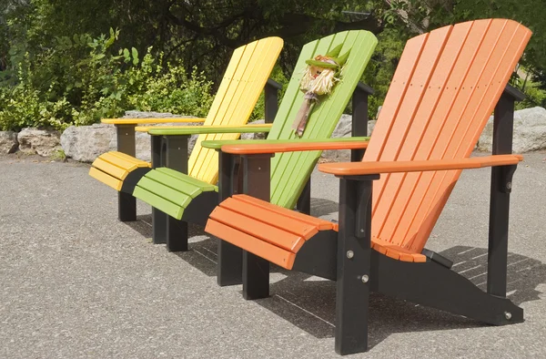 Cadeiras adirondacks plásticas coloridas na exposição — Fotografia de Stock