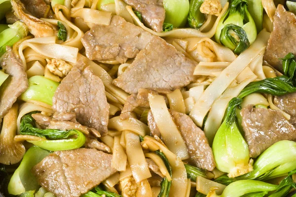 Mescolare tagliatelle di riso fritto con manzo e baby bok Choy — Foto Stock