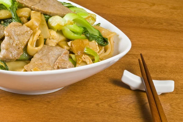 Mexer macarrão de arroz frito com carne e bebê Bok Choy — Fotografia de Stock