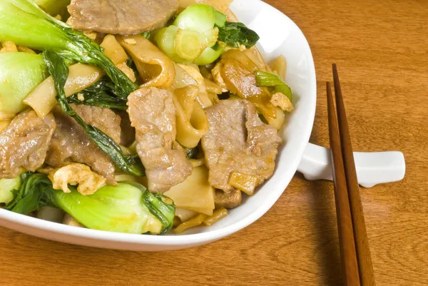 Stir Fried Rice Noodles with Beef and Baby Bok Choy — Stock Photo, Image